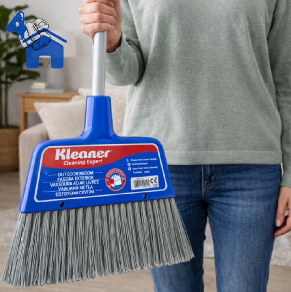 Kleaner Outdoor / Indoor Broom — photo 3 of 5